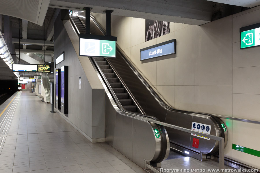 Станция Arts-Loi / Kunst-Wet [Ар-Луа́ / Кюнст-Вет] (линия 1, Брюссель). В центре платформы — переход на одноимённую станцию линии 2 / 6.
