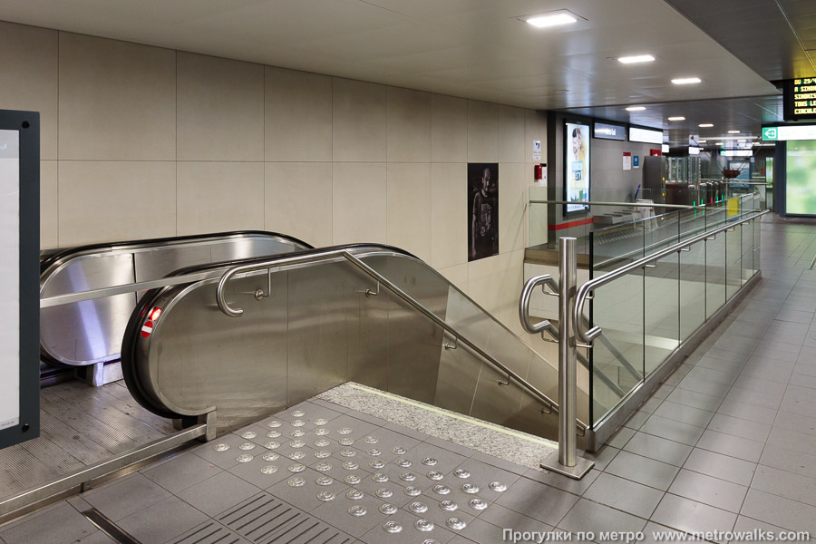 Станция Arts-Loi / Kunst-Wet [Ар-Луа́ / Кюнст-Вет] (линия 2 / 6, Брюссель). По краям платформы — эскалаторы перехода на одноимённую станцию линии 1 / 5.