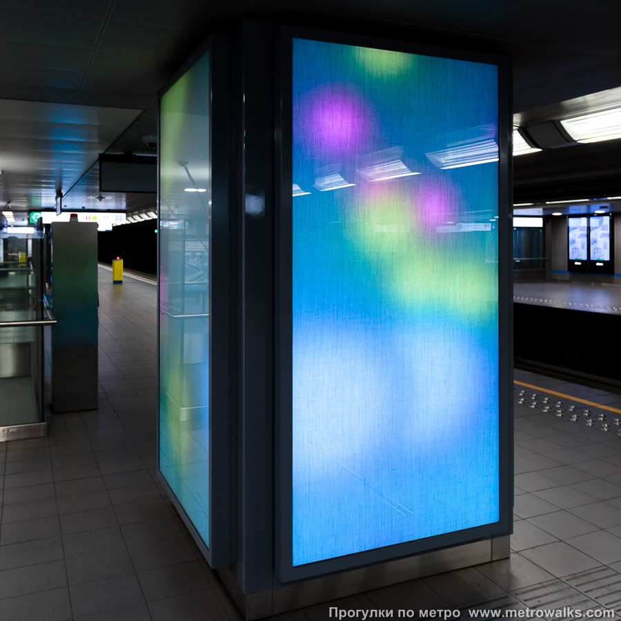 Станция Arts-Loi / Kunst-Wet [Ар-Луа́ / Кюнст-Вет] (линия 2 / 6, Брюссель). На платформах установлены декоративные лайт-боксы, переливающиеся периодически изменяющимися цветами.