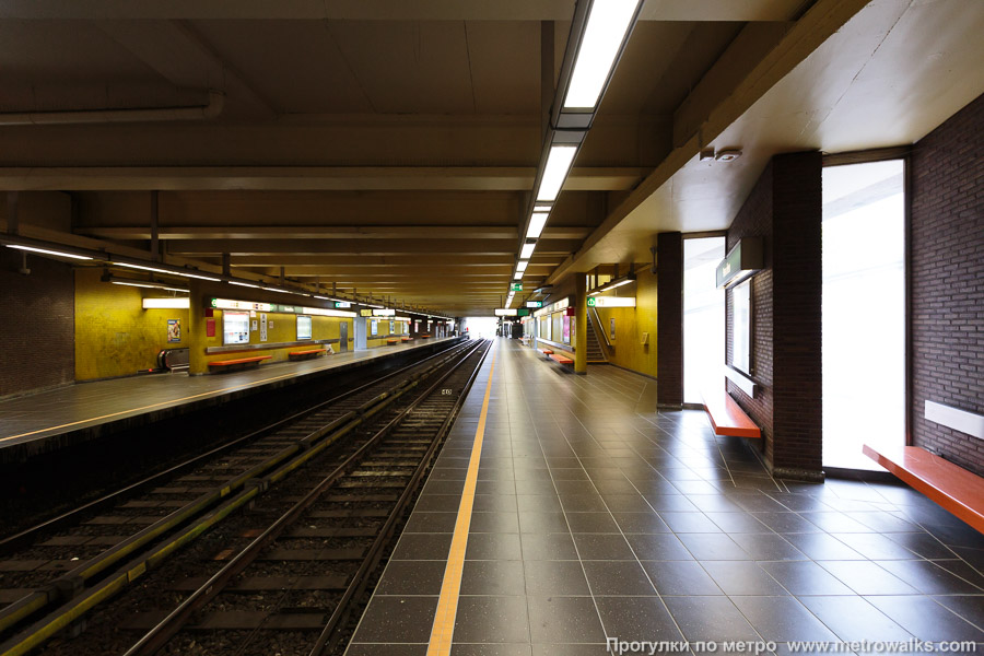 Станция Beaulieu [Больё] (линия 5, Брюссель). Продольный вид вдоль края платформы.