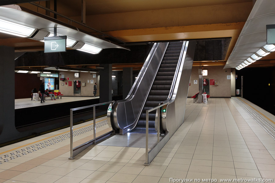 Станция Beekkant [Бе́ккант] (линия 2 / 6, Брюссель). Выход в город, эскалаторы начинаются прямо с уровня платформы.
