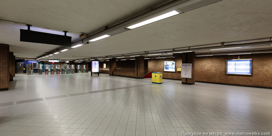 Станция Bizet [Бизе́] (линия 5, Брюссель). Внутри вестибюля станции, общий вид.