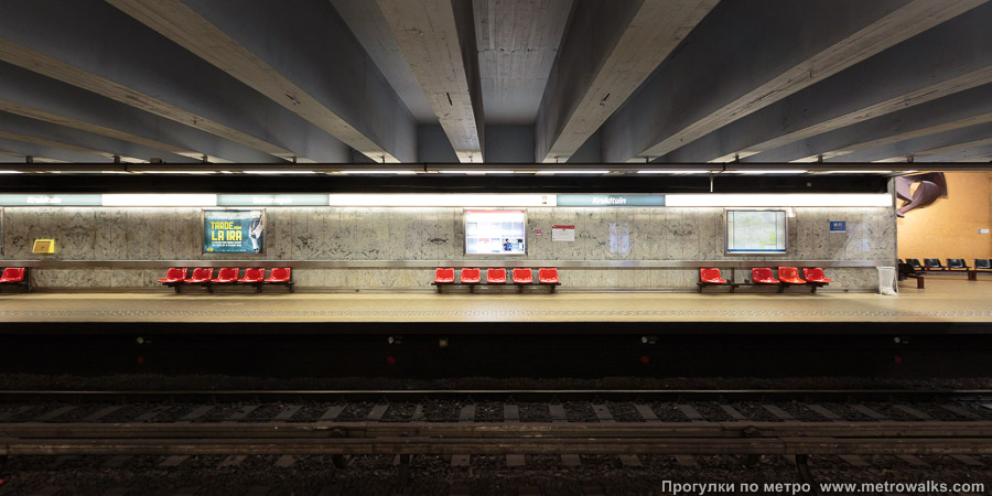 Станция Botanique / Kruidtuin [Ботани́к / Кра́утаун] (линия 2 / 6, Брюссель). Поперечный вид. В узкой части станции стены облицованы серым мрамором с тёмными прожилками.
