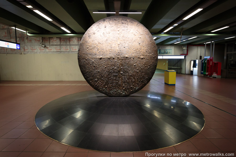 Станция Botanique / Kruidtuin [Ботани́к / Кра́утаун] (линия 2 / 6, Брюссель). В вестибюле установлена скульптура «L’Odyssée» художника Martin Guyaux. Она изображает солнечную магму, которая путешествует во времени и проникает в другую вселенную через две великие двери.