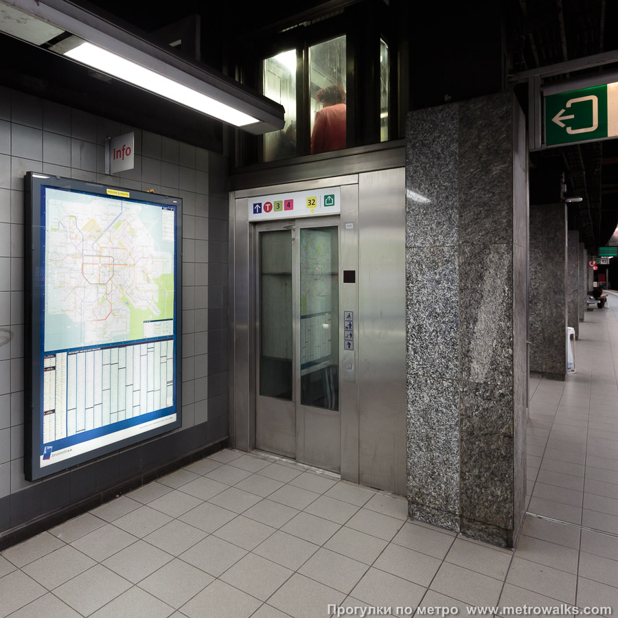 Станция De Brouckère [Дё Бруке́р] (линия 1, Брюссель). Лифт.