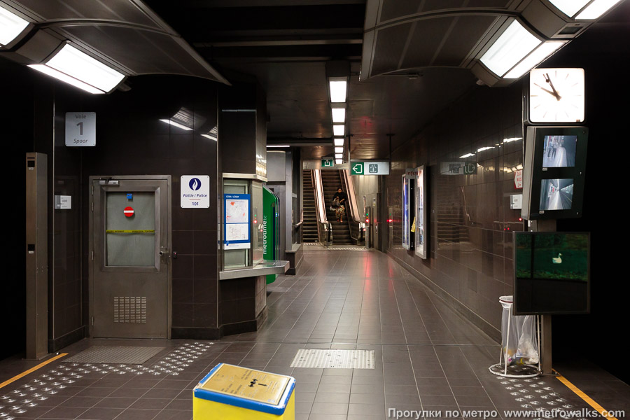 Станция CERIA / COOVI (линия 5, Брюссель). Выход в город, эскалаторы начинаются прямо с уровня платформы. Восточный, основной выход, ведущий в наземный вестибюль.