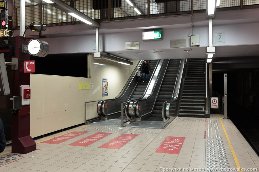 Станция Clemenceau [Клемансо́] (линия 2 / 6, Брюссель). Выход в город, эскалаторы начинаются прямо с уровня платформы.
