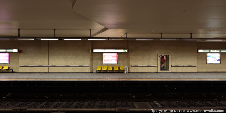 Станция Crainhem / Kraainem [Кра́йнэм] (линия 1, Брюссель). Поперечный вид. В дальней, узкой части станции.