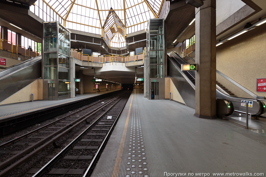 Станция Crainhem / Kraainem [Кра́йнэм] (линия 1, Брюссель). Продольный вид вдоль края платформы.
