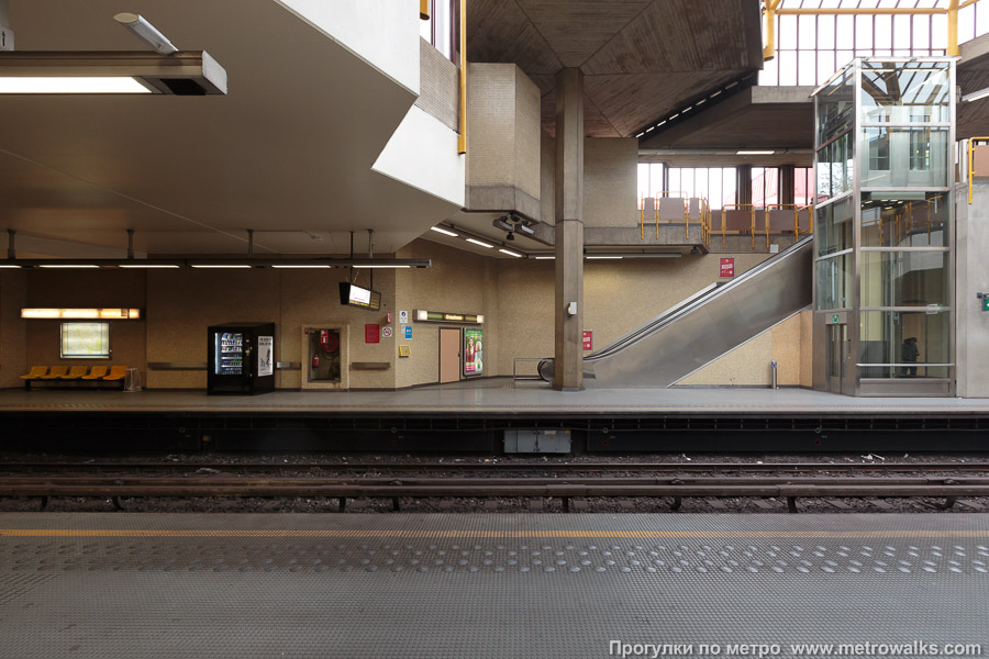 Станция Crainhem / Kraainem [Кра́йнэм] (линия 1, Брюссель). Поперечный вид.
