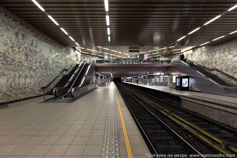Станция Herrmann-Debroux [Эрман-Дёбру́] (линия 5, Брюссель). Продольный вид вдоль края платформы.