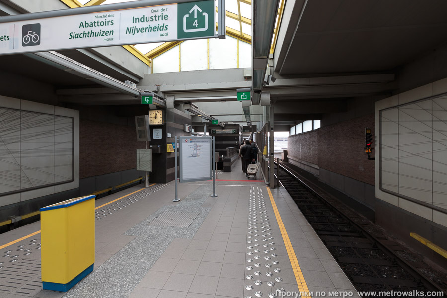 Станция Delacroix [Дэлакруа́] (линия 2 / 6, Брюссель). Часть станции около выхода в город.