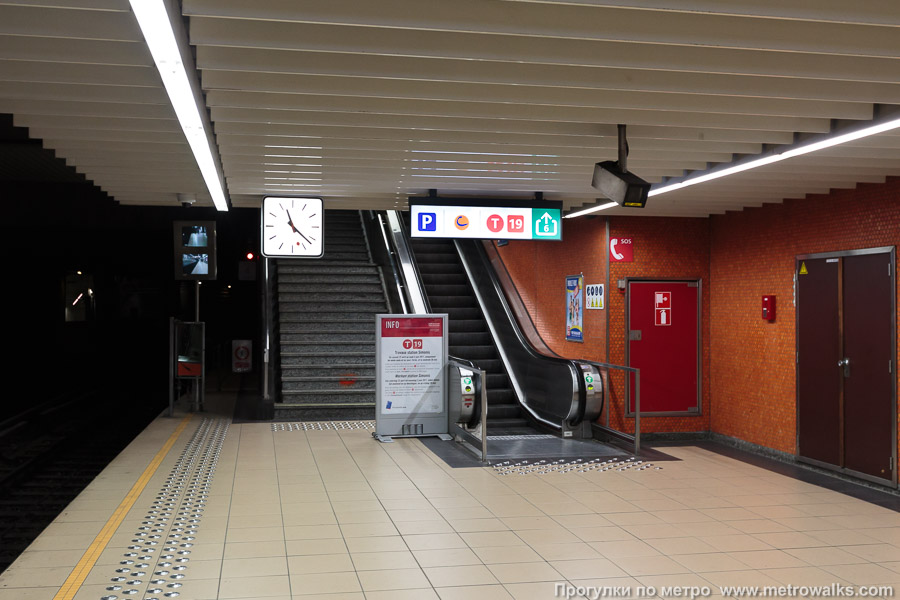 Станция Elisabeth [Элизабе́т] (линия 2 / 6, Брюссель). Дополнительный выход в западном торце платформы.