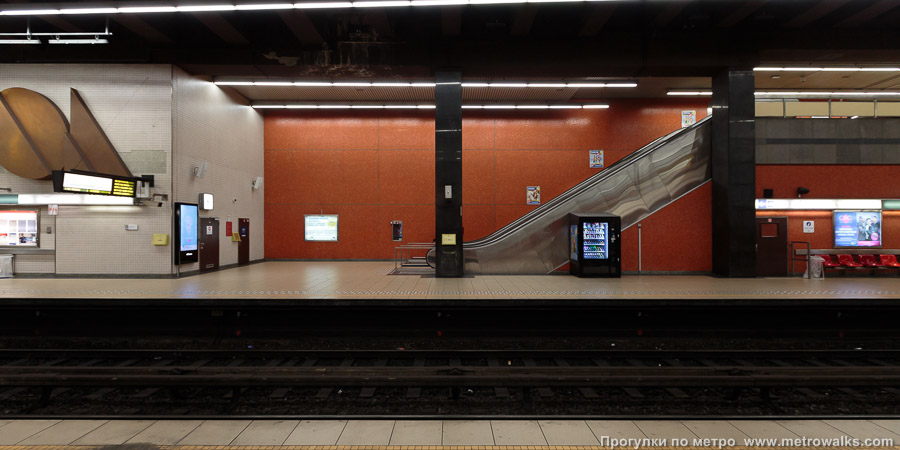 Станция Elisabeth [Элизабе́т] (линия 2 / 6, Брюссель). Поперечный вид. В центральной части станции.