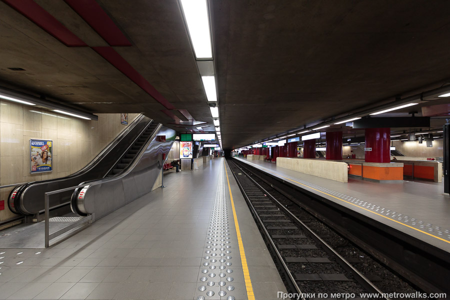 Станция Gare du Midi / Zuidstation [Гар дю Миди́ / Зэ́дстасьо́н] (линия 2 / 6, Брюссель). Красный зал станции — верхний. Сюда прибывают поезда, следующие в западном направлении (к Clemenceau).