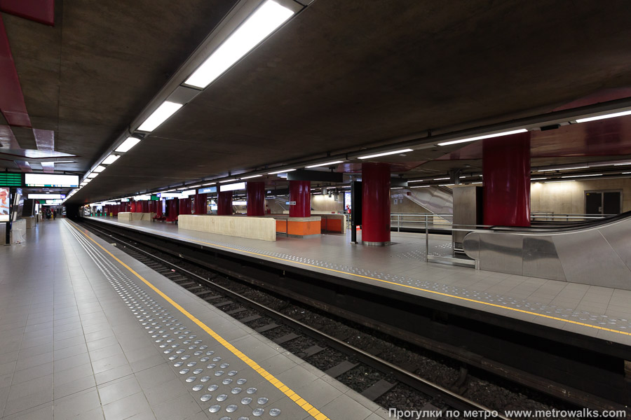 Станция Gare du Midi / Zuidstation [Гар дю Миди́ / Зэ́дстасьо́н] (линия 2 / 6, Брюссель). Вид по диагонали.