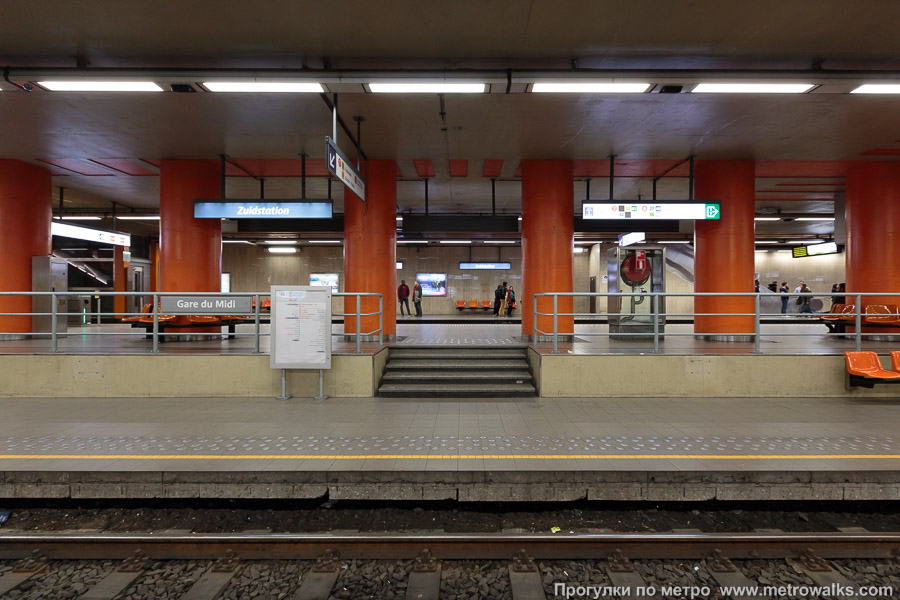 Станция Gare du Midi / Zuidstation [Гар дю Миди́ / Зэ́дстасьо́н] (линия 2 / 6, Брюссель). Поперечный вид. На переднем плане — низкая трамвайная платформа.