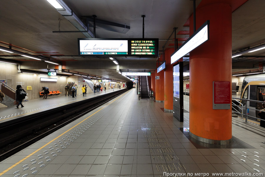 Станция Gare du Midi / Zuidstation [Гар дю Миди́ / Зэ́дстасьо́н] (линия 2 / 6, Брюссель). Продольный вид по оси станции. Линия метро — слева, трамвайная линия — справа.