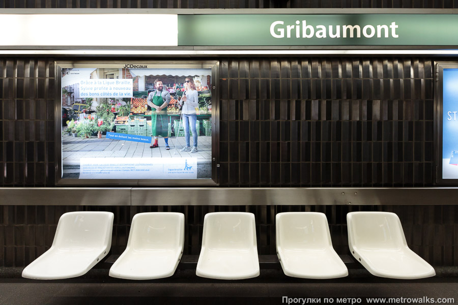 Станция Gribaumont [Грибомо́н] (линия 1, Брюссель). Скамейка.