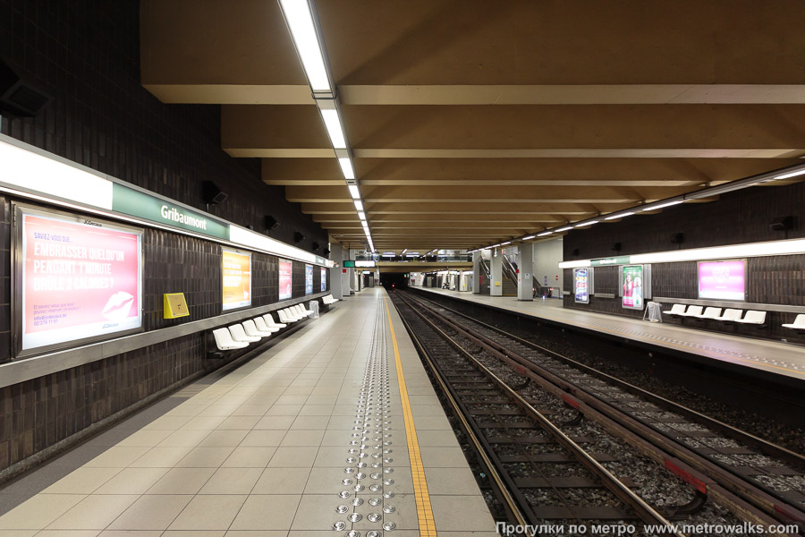 Станция Gribaumont [Грибомо́н] (линия 1, Брюссель). Продольный вид вдоль края платформы.