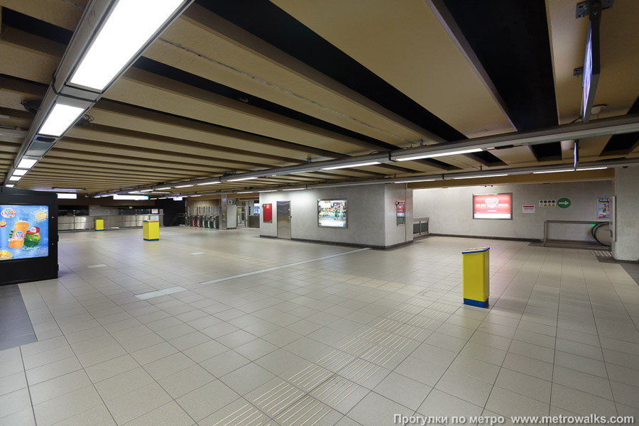Станция Gribaumont [Грибомо́н] (линия 1, Брюссель). Внутри вестибюля станции, общий вид.