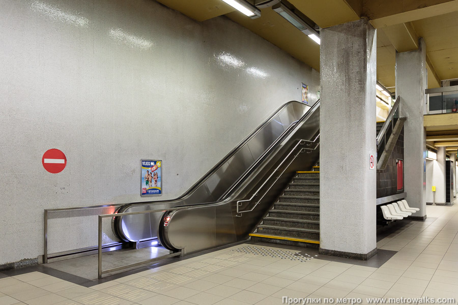Станция Gribaumont [Грибомо́н] (линия 1, Брюссель). Выход в город, эскалаторы начинаются прямо с уровня платформы.