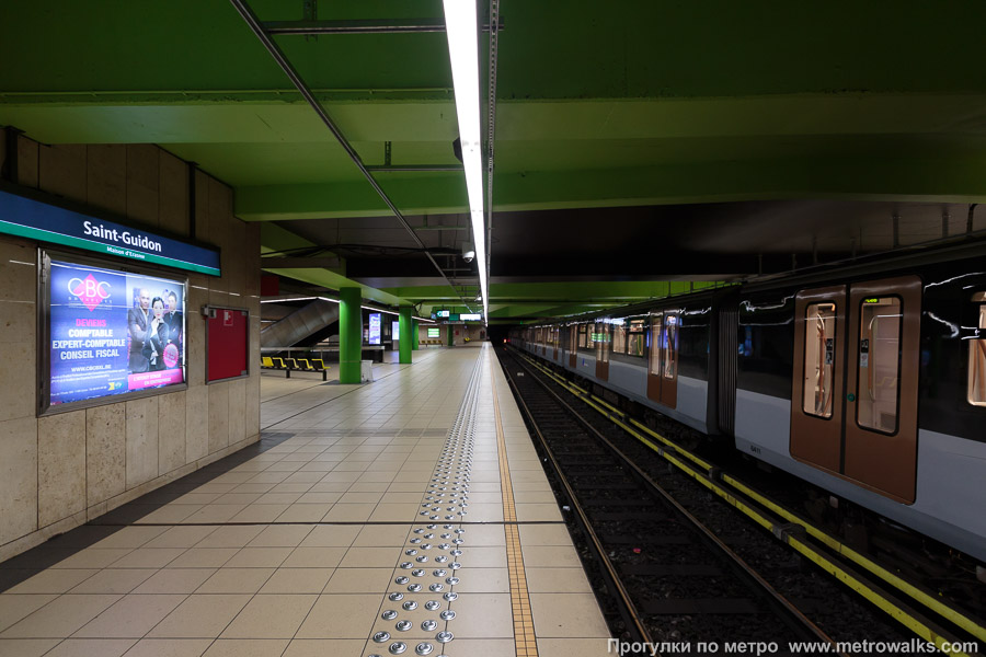 Станция Saint-Guidon / Sint-Guido [Сан-Гидо́н / Синт-Гви́до] (линия 5, Брюссель). Продольный вид вдоль края платформы. Для пущей цветастости — с поездом.