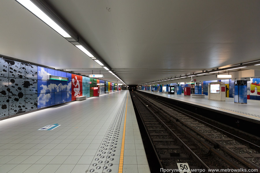 Станция Heysel / Heizel [Хе́йзель] (линия 2 / 6, Брюссель). Продольный вид вдоль края платформы. К боковой платформе прибывают поезда, следующие из центра Брюсселя.