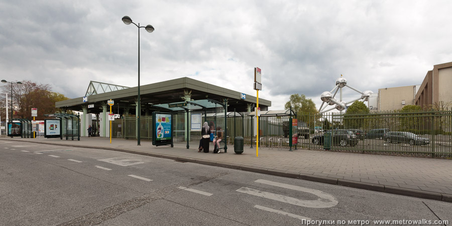 Станция Heysel / Heizel [Хе́йзель] (линия 2 / 6, Брюссель). Общий вид окрестностей станции. На заднем плане виден «Атомиум».