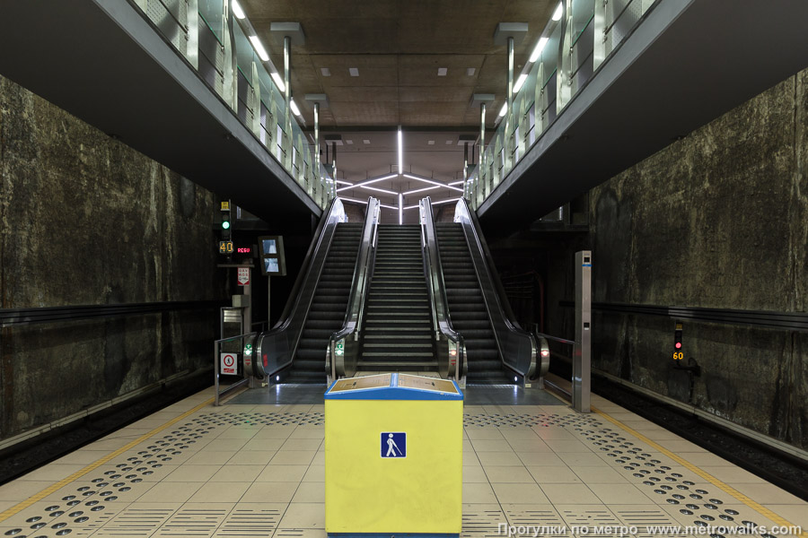 Станция Houba-Brugmann [Ху́ба-Брю́хманн] (линия 2 / 6, Брюссель). Выход в город, эскалаторы начинаются прямо с уровня платформы.