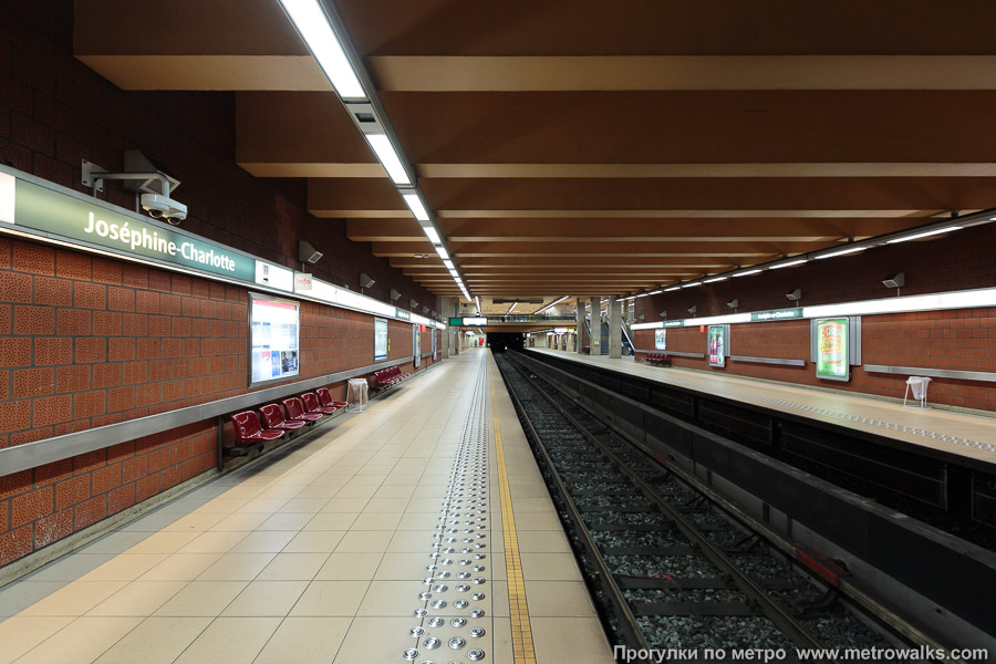 Станция Joséphine-Charlotte [Жозефи́н-Шарло́тт] (линия 1, Брюссель). Продольный вид вдоль края платформы.