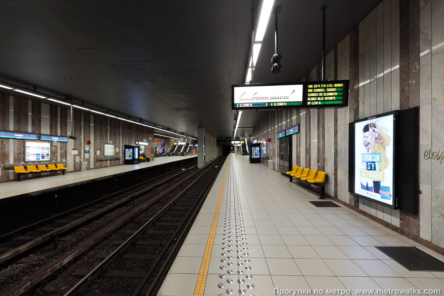 Станция Louise / Louiza [Луи́з / Луи́за] (линия 2 / 6, Брюссель). Продольный вид вдоль края платформы.