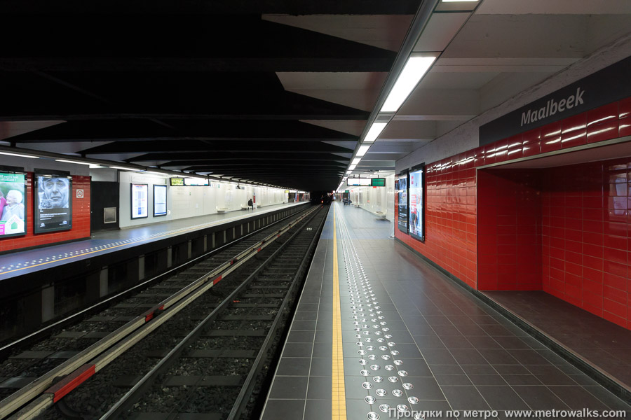 Станция Maelbeek / Maalbeek [Ма́лбек] (линия 1, Брюссель). Продольный вид вдоль края платформы. В дальней, красной части станции.