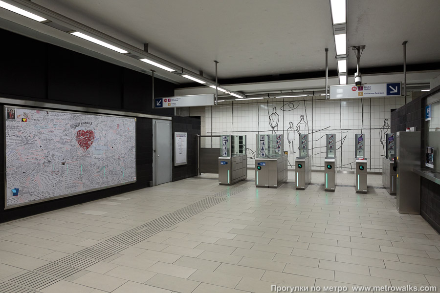 Станция Maelbeek / Maalbeek [Ма́лбек] (линия 1, Брюссель). Внутри вестибюля станции, общий вид. Слева — мемориал о трагических событиях, произошедших на станции в 2016 году.