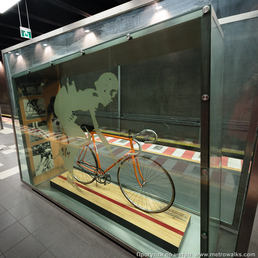Станция Eddy Merckx [Эдди Меркс] (линия 5, Брюссель). Силуэт на витрине изображает гонщика, едущего на этом велосипеде, если подобрать подходящую точку зрения, что оказывается непросто.