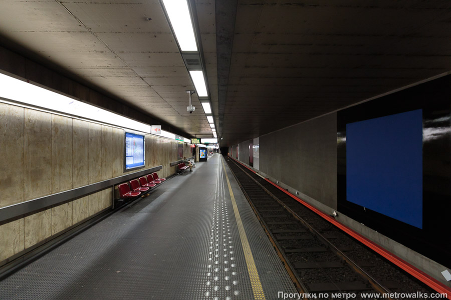 Станция Merode [Меро́д] (линия 5, Брюссель). Продольный вид вдоль края платформы. Первый путь — в сторону центра города.