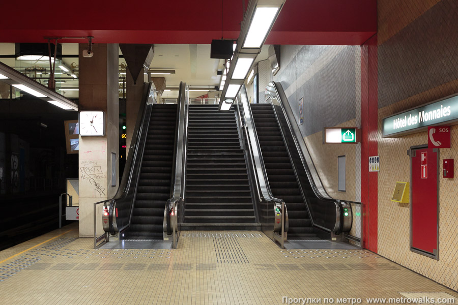 Станция Hôtel des Monnaies / Munthof [Отэ́ль де Монэ́ / Мюнтхоф] (линия 2 / 6, Брюссель). Выход в город, эскалаторы начинаются прямо с уровня платформы.
