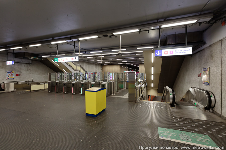 Станция Montgomery [Монгомэри́] (линия 1, Брюссель). Внутри вестибюля станции, общий вид. По краям — спуск на станцию, посередине — переход на остановку подземного трамвая.