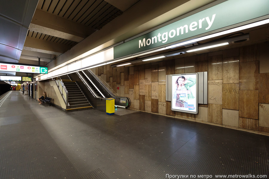 Станция Montgomery [Монгомэри́] (линия 1, Брюссель). Выход в город, эскалаторы начинаются прямо с уровня платформы.
