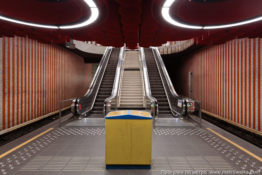 Станция Pannenhuis [Па́ннэнха́йс] (линия 2 / 6, Брюссель). Выход в город, эскалаторы начинаются прямо с уровня платформы.