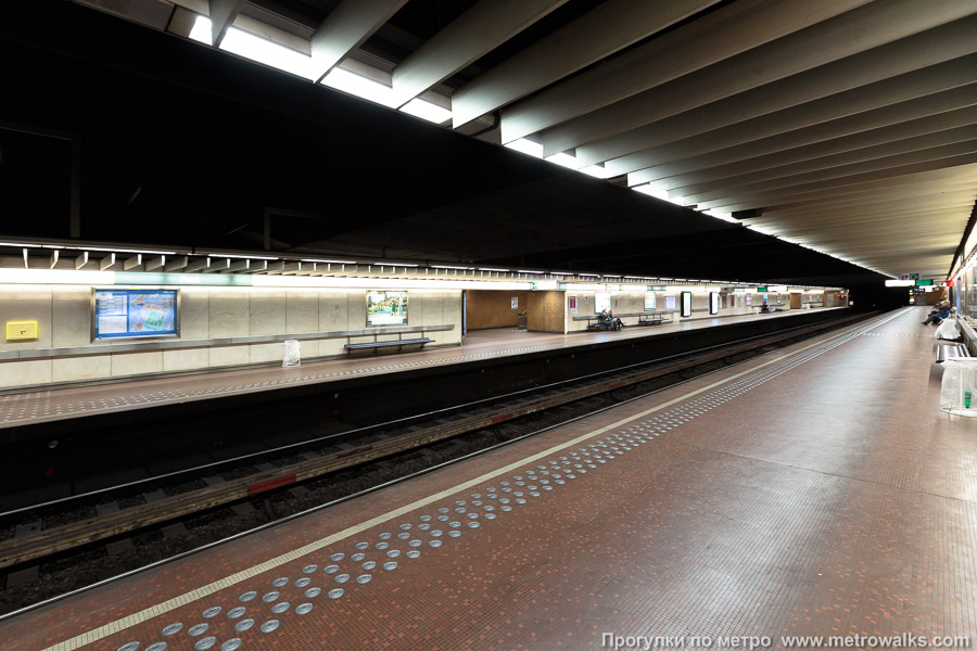Станция Parc / Park [Парк] (линия 5, Брюссель). Вид по диагонали.