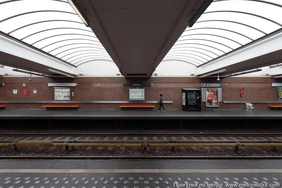 Станция Pétillon [Петийо́н] (линия 5, Брюссель). Поперечный вид.
