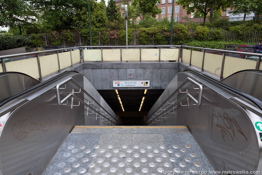 Станция Porte de Hal / Hallepoort [Порт де Аль / Халлепо́рт] (линия 2 / 6, Брюссель). Эскалаторы на спуске в подземный переход.
