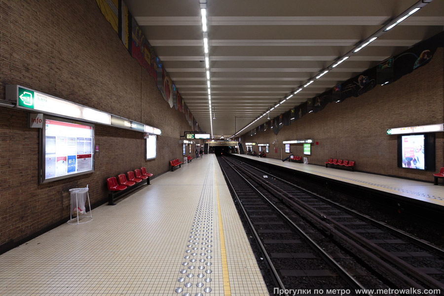 Станция Ribaucourt [Рибоку́р] (линия 2 / 6, Брюссель). Продольный вид вдоль края платформы.