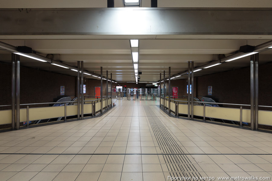 Станция Ribaucourt [Рибоку́р] (линия 2 / 6, Брюссель). Внутри вестибюля станции, общий вид.