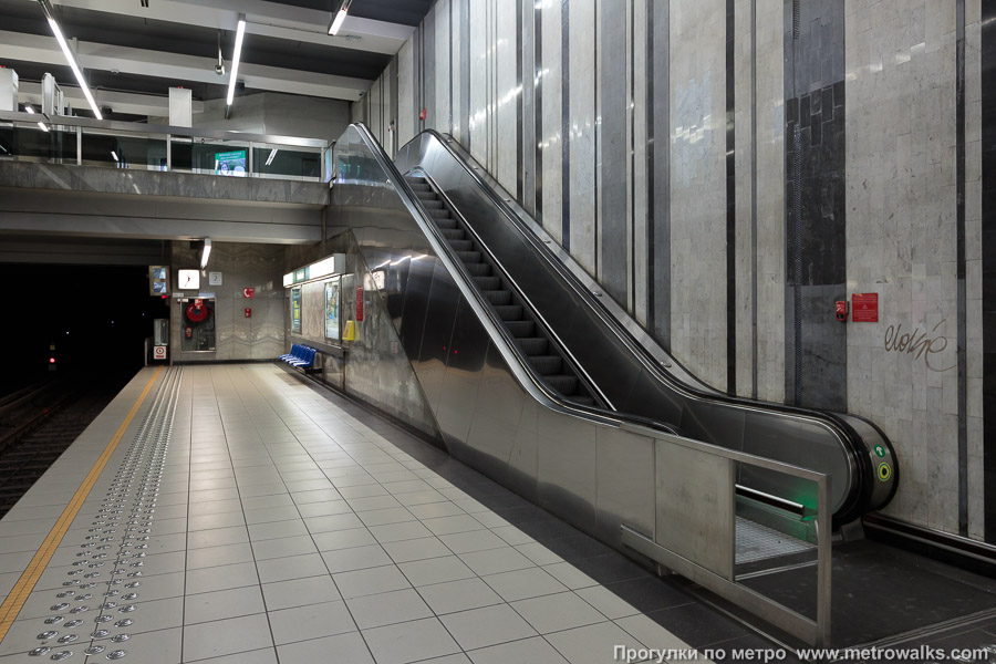 Станция Roodebeek [Родебе́к] (линия 1, Брюссель). Выход в город, эскалаторы начинаются прямо с уровня платформы.