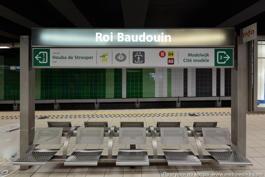 Станция Roi Baudouin / Koning Boudewijn [Руа́ Бодуэ́н / Конинг Баудэвейн] (линия 2 / 6, Брюссель). Скамейки, совмещённые с указателями.