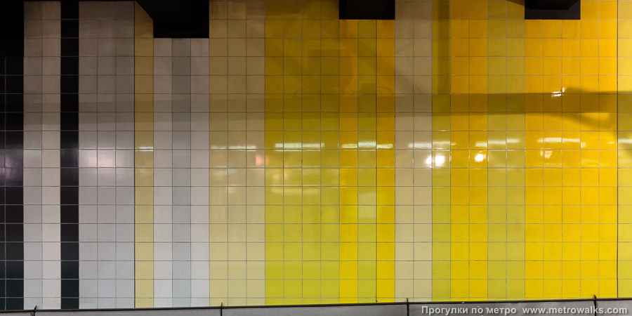 Станция Roi Baudouin / Koning Boudewijn [Руа́ Бодуэ́н / Конинг Баудэвейн] (линия 2 / 6, Брюссель). Декоративное оформление путевой стены крупным планом. Жёлтый.