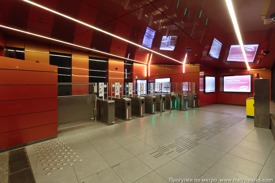 Станция Roi Baudouin / Koning Boudewijn [Руа́ Бодуэ́н / Конинг Баудэвейн] (линия 2 / 6, Брюссель). Внутри вестибюля станции, общий вид.