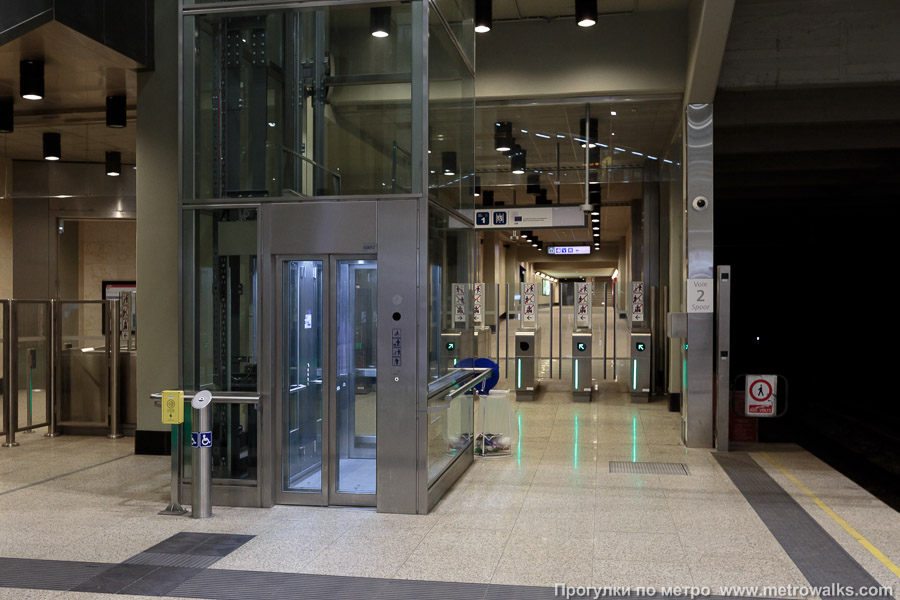 Станция Schuman [Шу́ман] (линия 5, Брюссель). Лифт.